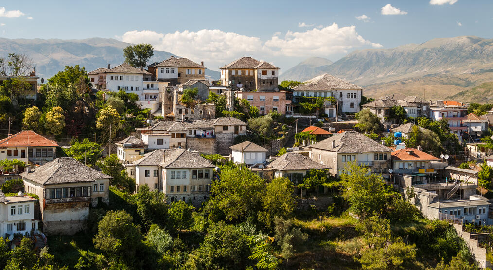 Ausblick auf den Ort und UNESCO Welterbe Gjirokastra in Albanien