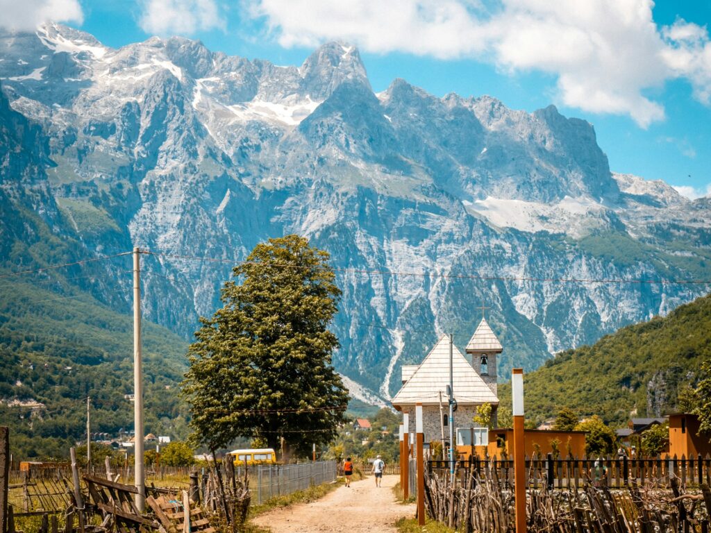 Ausblick auf Teth in den albanischen Alpen