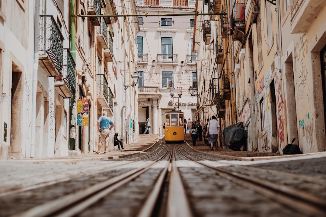 Lissabon Altstadt mit Tram