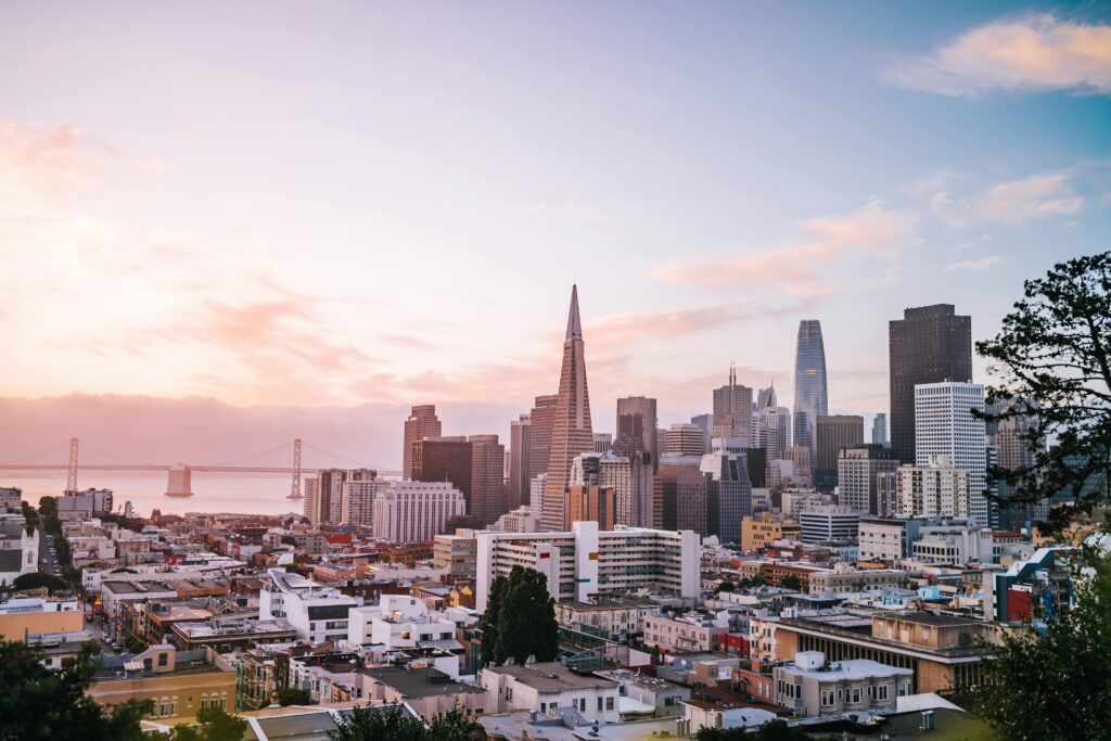 Skyline von San Francisco bei Sonnenuntergang mit Transamerica Pyramid und Bay Bridge